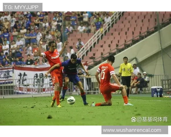 杭州足球队配合引发热议球迷对战术选择和球员默契提出质疑