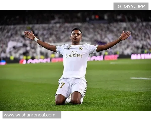 哈维西蒙斯的足球之路与未来展望：从新星到顶级球员的成长历程